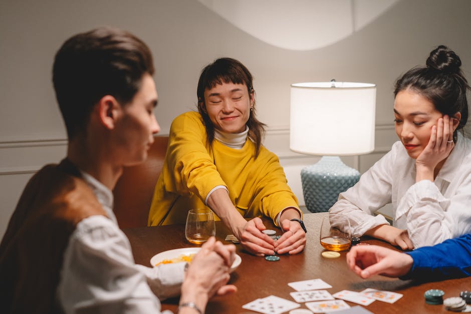 Imagen de un grupo de personas jugando poker en un casino