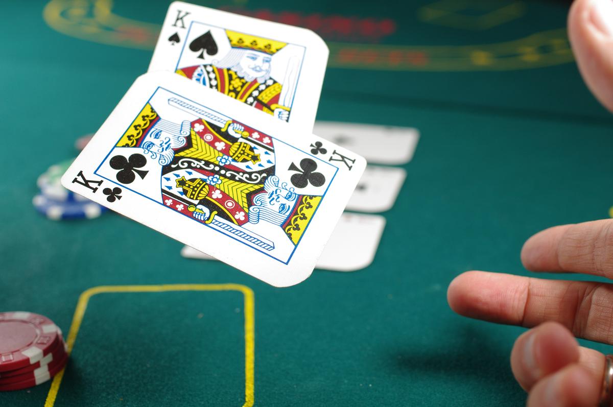 Imagen de varios jugadores en un casino en línea disfrutando de sus juegos favoritos