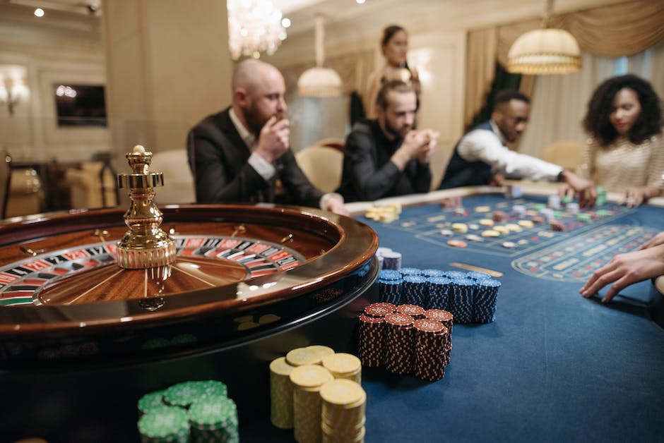 Imagen de una mesa de juego en el Winchile Casino con personas apostando y disfrutando de su experiencia en el casino.